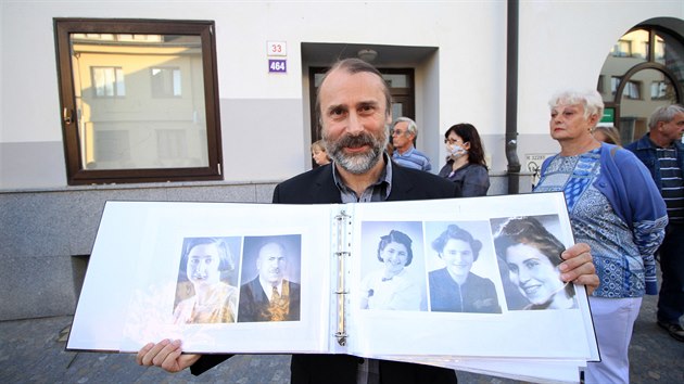Historik Miloslav Lopaur při odhalení kamenů zmizelých připomněl žďárské oběti holokaustu také obrazově.