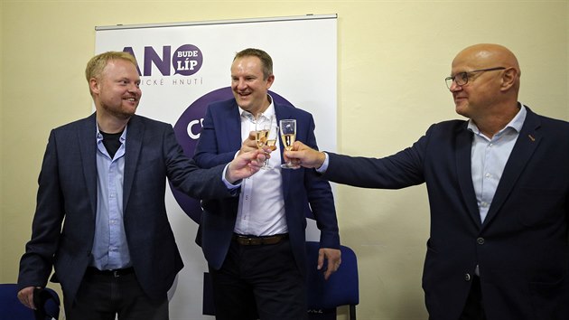 Krajské volby na Vysočině vyhrálo Hnutí ANO. Šampaňským si v jihlavském volebním štábu připil i lídr a dosavadní krajský náměstek Martin Kukla (uprostřed).