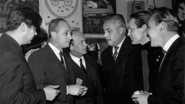 Reisr Karel Kachya (druh zleva) a spisovatel Jan Prochzka (tet zprava) pi premie filmu A ije republika v Moskv.