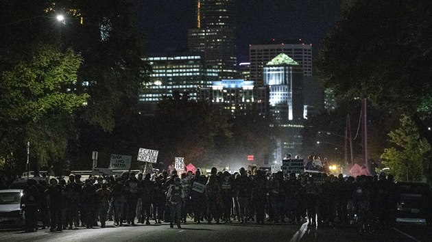 Demonstranti v Minneapolis po proputn bvalho strnka obalovanho z vrady George Floyda. (7. jna 2020)