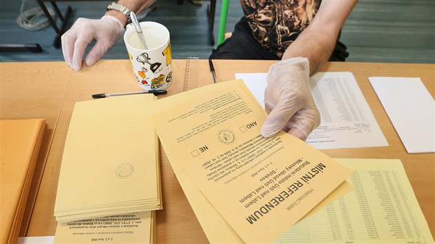 Volby do zastupitelstva steckho kraje byly na Stekov v Z Karla IV. spojeny s referendem k vstavb obchodnho centra prv v tto sti st nad Labem. (2. jna 2020)