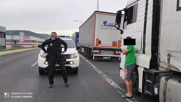stet strnci bhem kontroly kamion v prmyslov zn v Pedlicch nali neleglnho uprchlka, kter se chtl na podvozku nkladnho auta dostat do Itlie. (3, jna 2020)