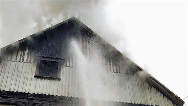 Por zachvtil sklad deva v Lobendav na Dnsku , hasii museli rozebrat stechu a vyezat tt