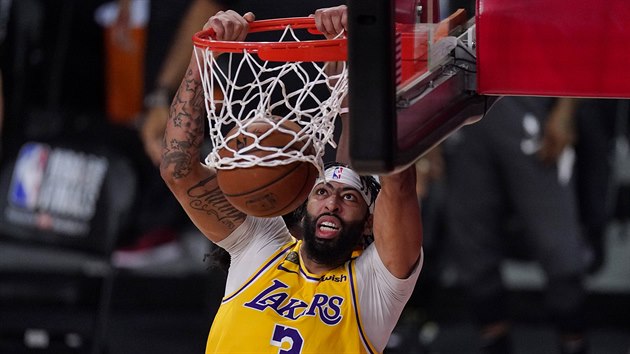 Anthony Davis z Los Angeles Lakers po efektn smei do koe.