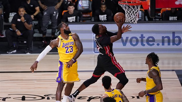 Bam Adebayo z Miami se ve finle NBA prosazuje proti obran Los Angeles Lakers.