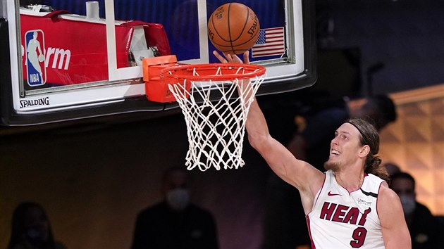 Kelly Olynyk z Miami zakonuje povedenou akci.