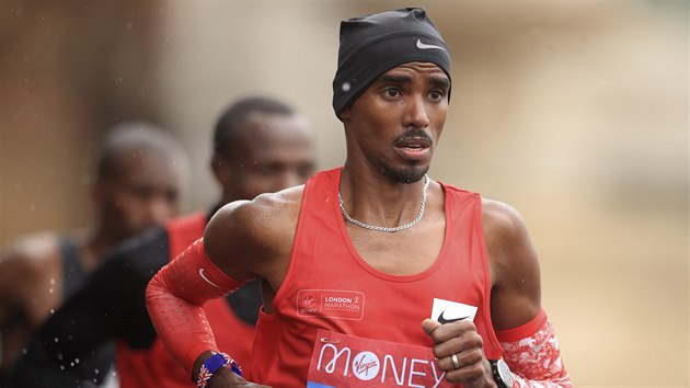 Mo Farah coby vodi na trati Londnskho maratonu.