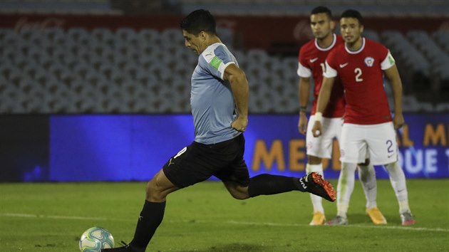 Luis Surez z Uruguaye promuje penaltu v utkn s Chile.