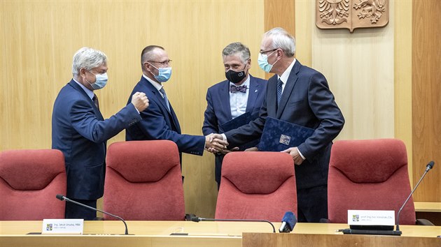 P�edstavitelé nového vedení Moravskoslezského kraje p�i podpisu koali�ní...