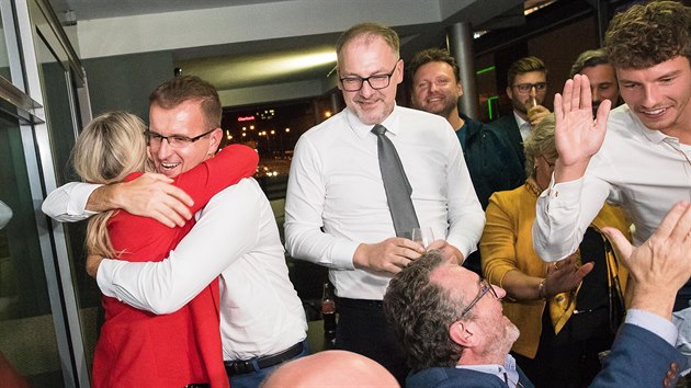 Lídr hnutí ANO a starosta Rožnova pod Radhoštěm Radim Holiš se raduje z těsného vítězství strany v krajských volbách ve Zlínském kraji.