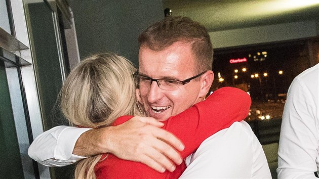 Lídr hnutí ANO a starosta Rožnova pod Radhoštěm Radim Holiš se raduje z těsného vítězství strany v krajských volbách ve Zlínském kraji.