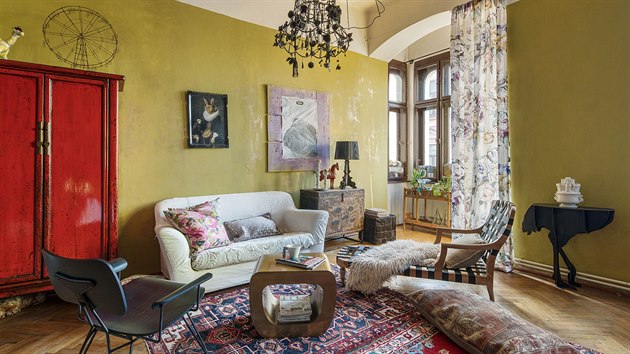 Obývací pokoj je vzorovým příkladem eklektického stylu, do kterého patří i zvířecí dekor, například stolek „pštros“. Portrét svého psa malovala sama designérka, vytvořila i autorský lustr s ověsky.
