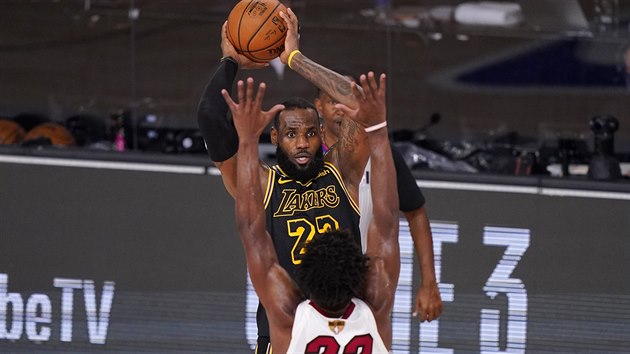 LeBron James (23) z LA Lakers pihrv pes Jimmyho Butlera (22) z Miami.