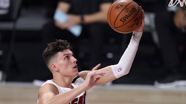 Tyler Herro z Miami zakonuje na ko LA Lakers bhem finle NBA.