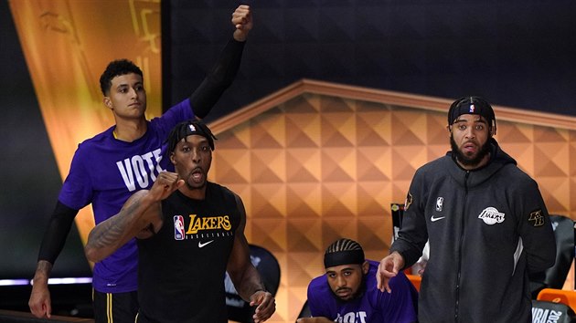 Kyle Kuzma, Dwight Howard a JaVale McGee (zleva) oslavuj spch LA Lakers.