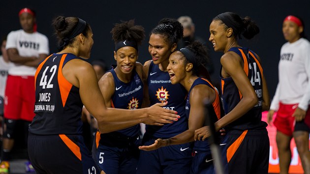 Basketbalistky Connecticut Sun se radují. Zleva Brionna Jonesová, Jasmine...