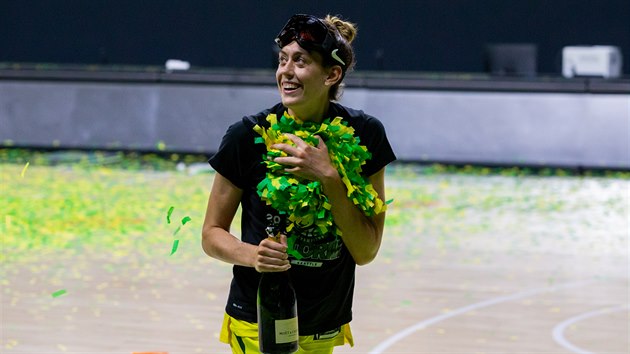 Breanna Stewartov ze Seattle Storm oslavuje titul v WNBA, slav se ampaskm a konfetami.