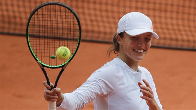 Iga Šwiateková bere semifinále Roland Garros s úsměvem.