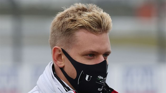 Mick Schumacher se oblkl do barev stje Alfy Romeo, premiry v F1 se ale nedokal.