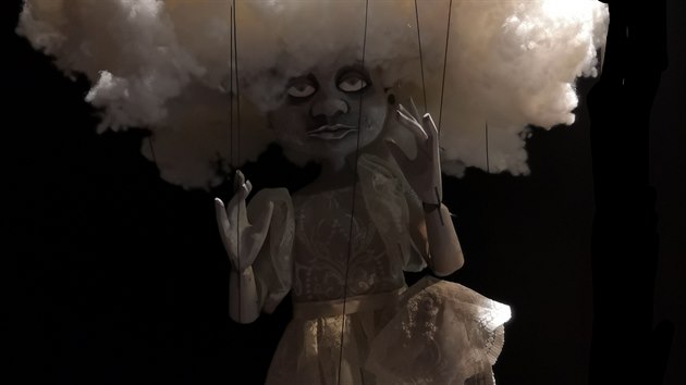 Detail loutky autistky pro p�edstaven� Hotel Spejbl