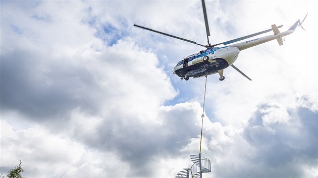 sti konstrukce nov rozhledny dopravil vrtulnk z Radvanic na altman v Jestebch horch (31. 8. 2020).