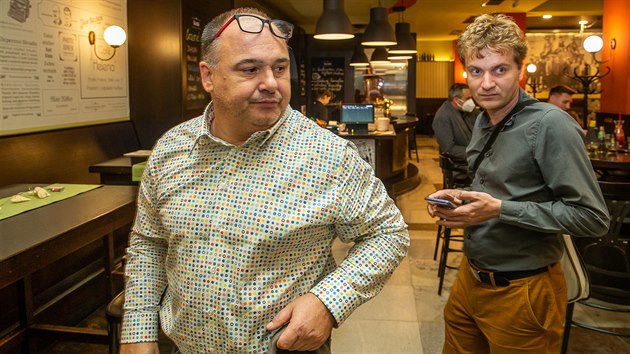 Zleva Jan Birke (�SSD) a Martin Hanousek (Zelen�) ve �t�bu v kulturn�m dom� St�elnice (3. 10. 2020).