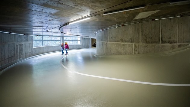 Radnice v Peci pod Snkou dostavla parkovac terminl za 160 milion korun (30. 9. 2020).
