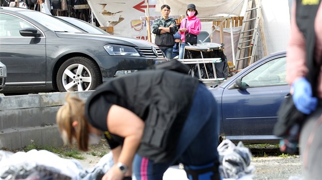 Inspekto�i �OI zabavuj� pad�lky ukryt� ve vrac�ch aut v are�lu tr�nice Svat� Kate�ina u hranic s N�meckem. (2. 10. 2020)