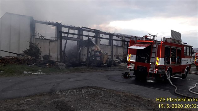 Por skladu v Plnici na Klatovsku. Kriminalist zjistili, e jej zpsobil chlapec, kter v objektu kouil a cigaretu neuhasil.