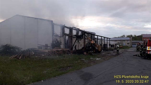 Por skladu v Plnici na Klatovsku. Kriminalist zjistili, e jej zpsobil chlapec, kter v objektu kouil a cigaretu neuhasil.