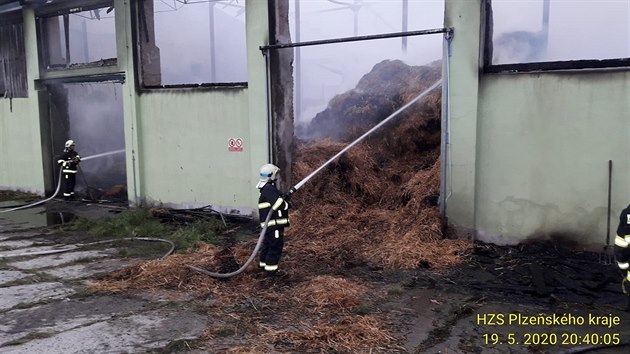 Por skladu v Plnici na Klatovsku. Kriminalist zjistili, e jej zpsobil chlapec, kter v objektu kouil a cigaretu neuhasil.