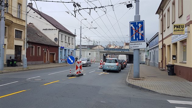 V Plzni zaala oprava ulice U Trati, na n jsou vtluky, vyjet koleje a trhliny. idii musej potat s kolonami. (9. 10. 2020)