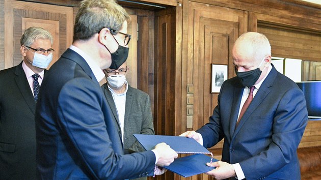 Ministr zdravotnictv Roman Prymula (vpravo) a zstupce spolenosti PPF Vladimr Mlyn (vlevo) pi podpisu darovac listiny (7. jna 2020).