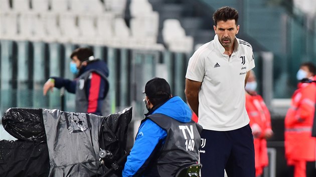 Gianluigi Buffon z Juventusu diskutuje s kameramanem ped zpasem s Neapol. Host na utkn nakonec vbec nedorazili.