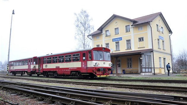 Motorov vz eskch drah ady 810 s ppojnm vozem 010 ve stanici Tn nad Vltavou, 13. 12. 2013, tedy posledn den pravidelnho provozu

