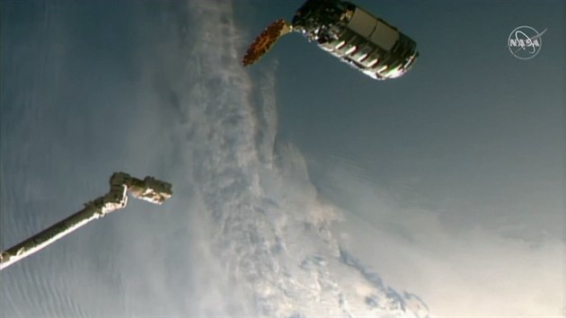 Vesmírná loď Cygnus před zachycením robotickým ramenem ISS