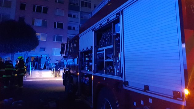 V pátek vpodvečer zasahovali olomoučtí hasiči u požáru bytu v panelovém době v Přerově. Tři lidé byli zraněni. Z hořícího bytu hasiči zachránili dítě. (9. října 2020)