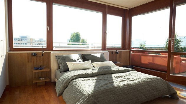 Dřevěné obklady a postel jsou dovezené z Itálie. 