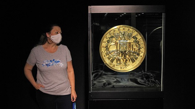 Zlat mince vic 130 kg je pi pleitosti vstavy Pam ve zlat vystavena v Ostravskm muzeu.