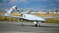 Turecký bojový dron Bayraktar TB2 na Severním Kypru (19. prosince 2020)