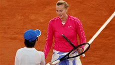 Petra Kvitova a poraená ang uaj se zdraví po osmifinálovém souboji na Rolnd...