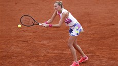 Petra Kvitová se soustedí na úder v semifinále Roland Garros.