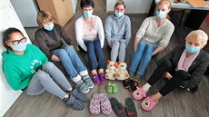 Sestry a pracovnice agentury domácí péče Ladara se připravují na papučový den....