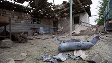 D�m ve m�st� Martuni zni�ený bombardováním (1. �íjna 2020)