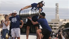 Victor Hedman napájí spoluhráe Stevena Stamkose pímo ze Stanley Cupu