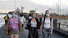 Lidé na ulici v italské Neapoli (25. záí 2020)