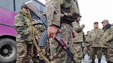 Arméntí dobrovolnící a záloníci míí na frontu do Náhorního Karabachu. (6....