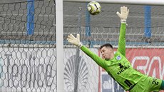 Olomoucký branká Ale Mandous zasahuje v utkání proti Teplicím.