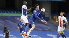 Kai Havertz (vpravo) z Chelsea a Cheikhou Kouyaté z Crystal Palace v souboji o...