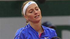 Petra Kvitová se zlobí po nepovedené výmn ve tetím kole Roland Garros.